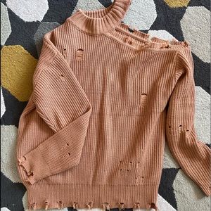 Daytrip (Buckle) Cold shoulder distressed top